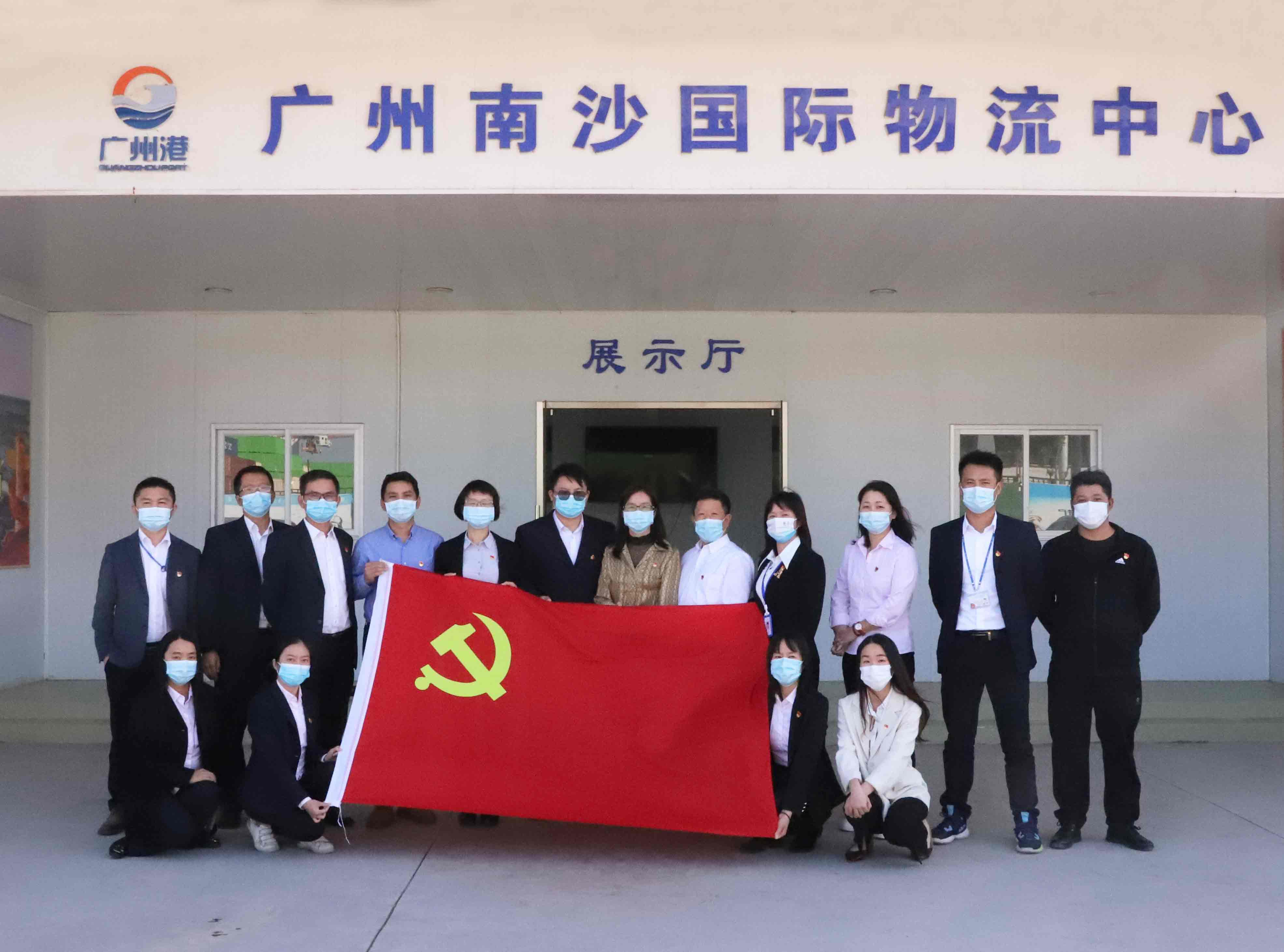 物流中心门口合照2.jpg 物流中心门口合照2.jpg